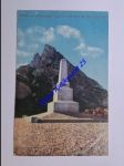 Obelisk am Falzaregopass ( 2117 m ) und Sasso di Stria ( 2477 m ) - náhled